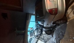 Jovem furta carro, bate em casa e acaba preso após fuga