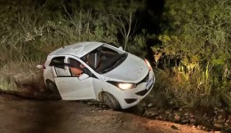 Mulher é encontrada esfaqueada dentro de carro; homem diz que ela foi assaltada, mas vítima afirma que foi atacada por ele