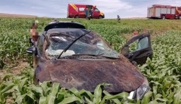 Carro capota e deixa quatro feridos em grave acidente na BR-280