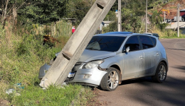 Falha mecânica faz carro colidir em poste de alta tensão