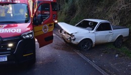 Motorista perde controle da direção e bate contra barranco nas margens da BR-282