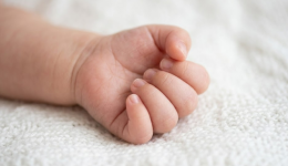 Bebê de quatro meses morre após passar mal em creche