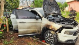 Fiat Toro é completamente destruído por incêndio