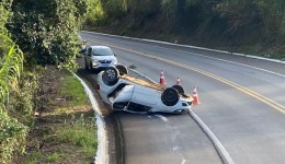 Carro capota em acidente com motocicleta na BR-282