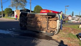 Acidente entre dois carros deixa veículo tombado em cruzamento