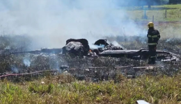 Avião de pequeno porte cai e pega fogo em fazenda de Goiás