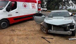 Criança de 4 anos é lançada para fora de Camaro em acidente