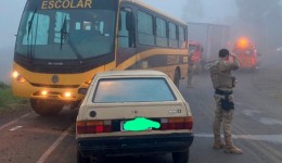 Colisão entre carro e ônibus escolar deixa um ferido