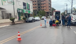 Motociclista fica ferido em colisão com triciclo na Av. Euclides da Cunha
