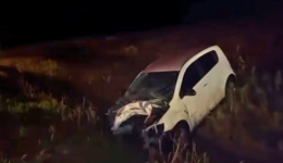 Homem sofre ferimentos graves ao bater automóvel na traseira de trator na PR-180