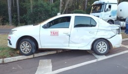 Homem sofre ferimentos em colisão entre caminhão e automóvel táxi na PRC-158