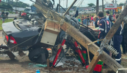 Motorista fica preso nas ferragens após bater carro contra poste