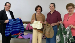 Grupo Tricô Solidário – Dona Lurdes doa mantas e roupas de lã ao Hospital de Dionísio Cerqueira