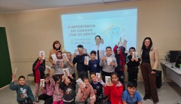 Alunos do 4º ano da escola Irineu Bornhausen recebem palestra sobre saúde bucal