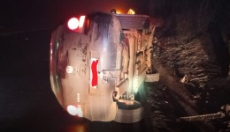Carro colide em barranco e tomba na BR-282