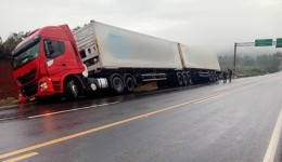 Carreta sai da pista na BR-158, próximo ao entroncamento com a BR-282