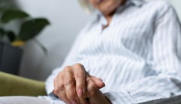 SUS passa a oferecer tratamento com donepezila para casos graves de Alzheimer