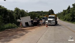 BR-163 totalmente interditada entre Guaraciaba e São José do Cedro para retirada de carretas acidentadas