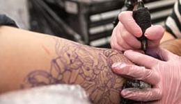 Tatuadora é indiciada por lesão corporal gravíssima contra adolescentes em Maravilha