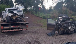 Colisão entre dois carros deixa quatro mortos e dois feridos no Paraná