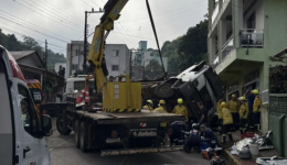 Caminhão perde os freios, atinge barranco e colide em diversos veículos