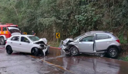 Colisão frontal entre Onix e Gol deixa dois motoristas feridos no Extremo Oeste
