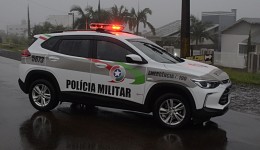 Mulher fica ferida após ser agredida e esfaqueada
