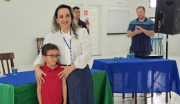 162 óculos são entregues a crianças e adolescentes pelo programa Bons Olhos Paraná