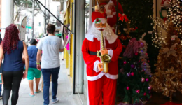 Catarinense deve gastar quase meio salário mínimo em compras de Natal