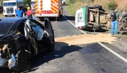 Colisão entre dois carros deixa três feridos na BR-282