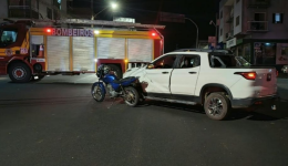 Motociclista fica ferido após colidir contra carro durante carreata