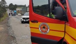 Mulher morre ao ser atropelada por caminhão na BR-280