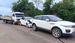 Acidente envolve dois carros e um caminhão na BR 163, entre SMO e Guaraciaba