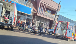 Jovens ficam feridos em batida entre moto e ônibus