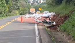 Carreta sai da pista, atinge barranco e espalha adubo na BR-163