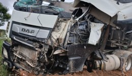 Colisão entre caminhões na BR-282 mobiliza resgate aéreo