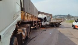 Colisão entre caminhão e carreta deixa um ferido na BR-282
