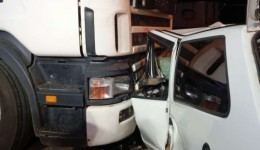 Motorista fica preso nas ferragens em acidente entre carro e carreta na BR-153