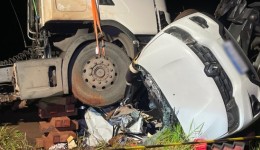 Carro ocupado por mãe e filho fica embaixo de caminhão após colisão na BR-163