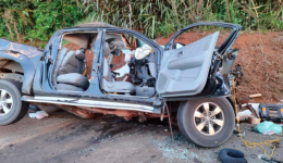 Colisão frontal na BR-282 deixa três mortos e quatro feridos