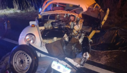 Homem de 58 anos morre após Fusca bater de frente com carreta