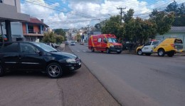 Jovem sofre fratura em colisão entre carro e motocicleta