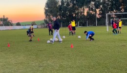 Projeto voluntário ensina futebol para crianças no distrito de Idamar