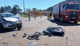 Motociclista é arremessado após colisão com carro na PR-180
