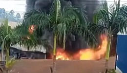 Incêndio de grandes proporções atinge fábrica de tintas no interior