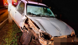 Motorista perde o controle e bate Ford Courier na SC-452