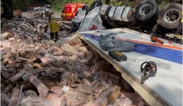 Corpo de motorista é encontrado em meio à carga de carreta após capotamento