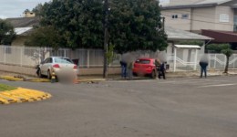 Carros vão parar na calçada após colisão em cruzamento