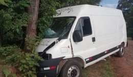 Colisão entre caminhão e van deixa dois feridos na zona rural