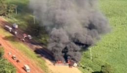 Caminhão pega fogo após colisão e interdita BR-277 por duas horas